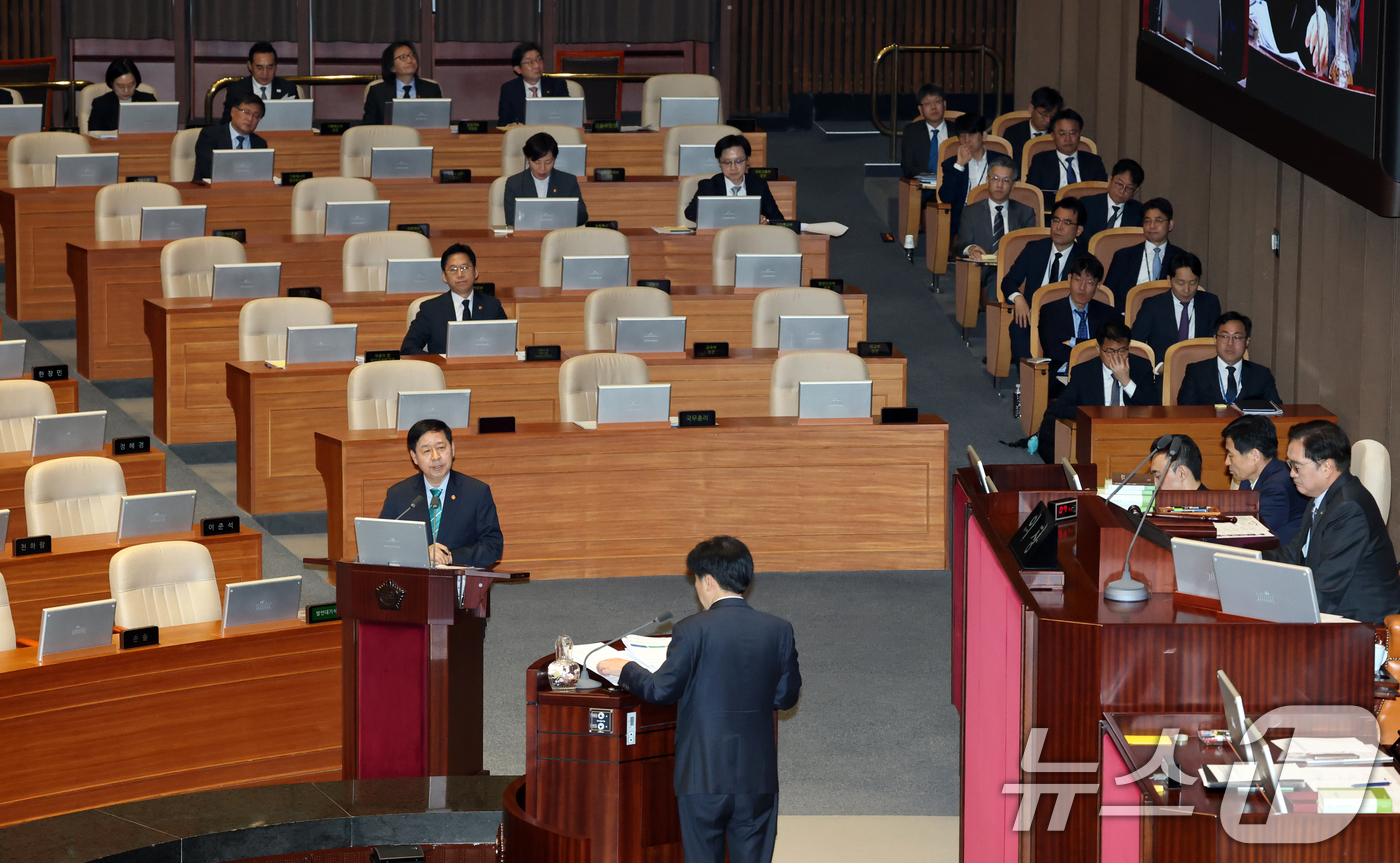 (서울=뉴스1) 이승배 기자 = 구윤철 부총리 겸 재정경제부 장관이 6일 서울 여의도 국회에서 열린 제434회국회(임시회) 제2차 본회의 경제분야 대정부질문에서 오기형 더불어민주당 …