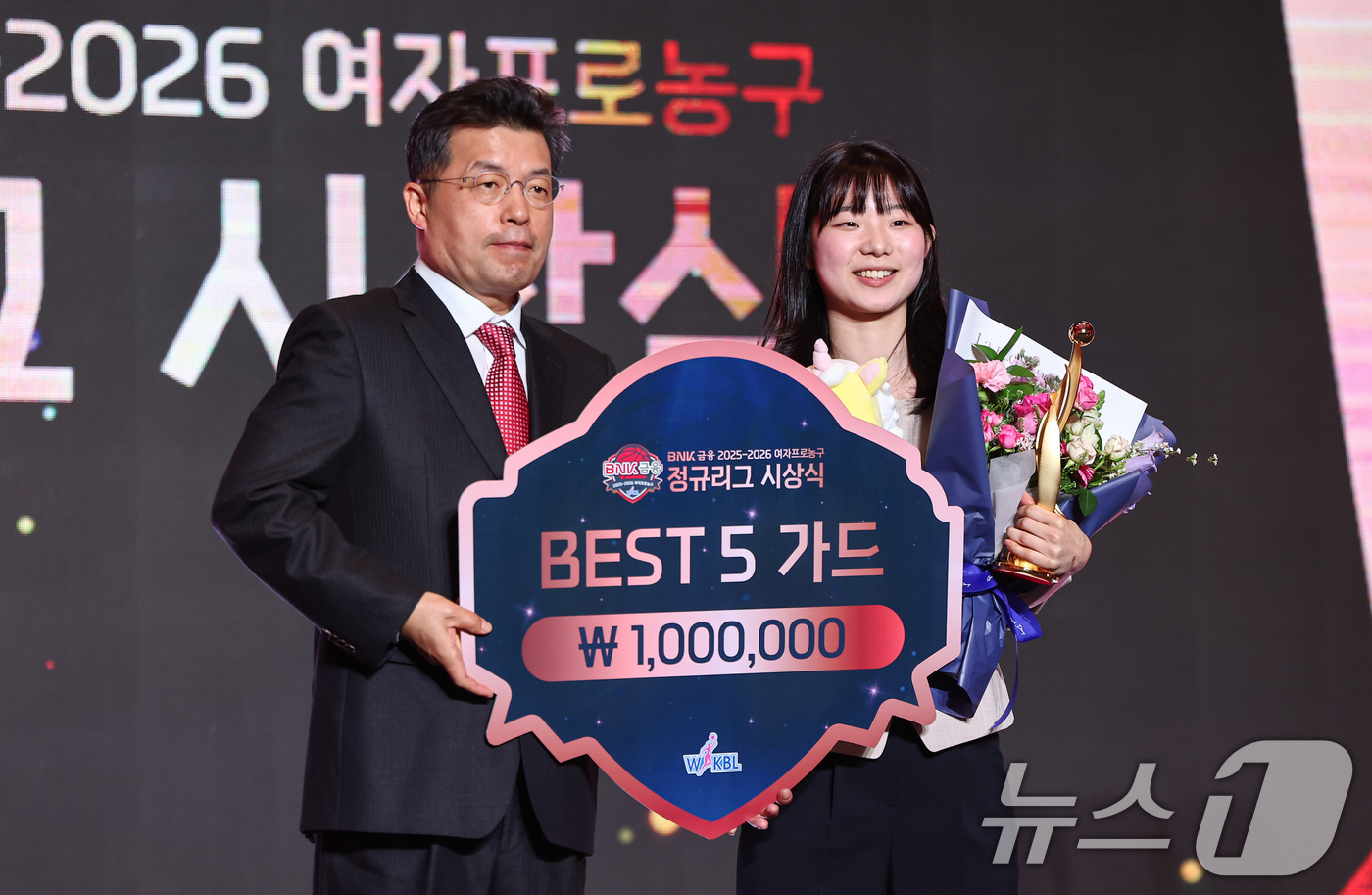 (서울=뉴스1) 김도우 기자 = KB스타즈 허예은이 6일 서울 용산구 서울드래곤시티에서 열린 BNK금융 2025-2026 여자프로농구 정규리그 시상식에서 베스트5 가드 부문에 선정 …