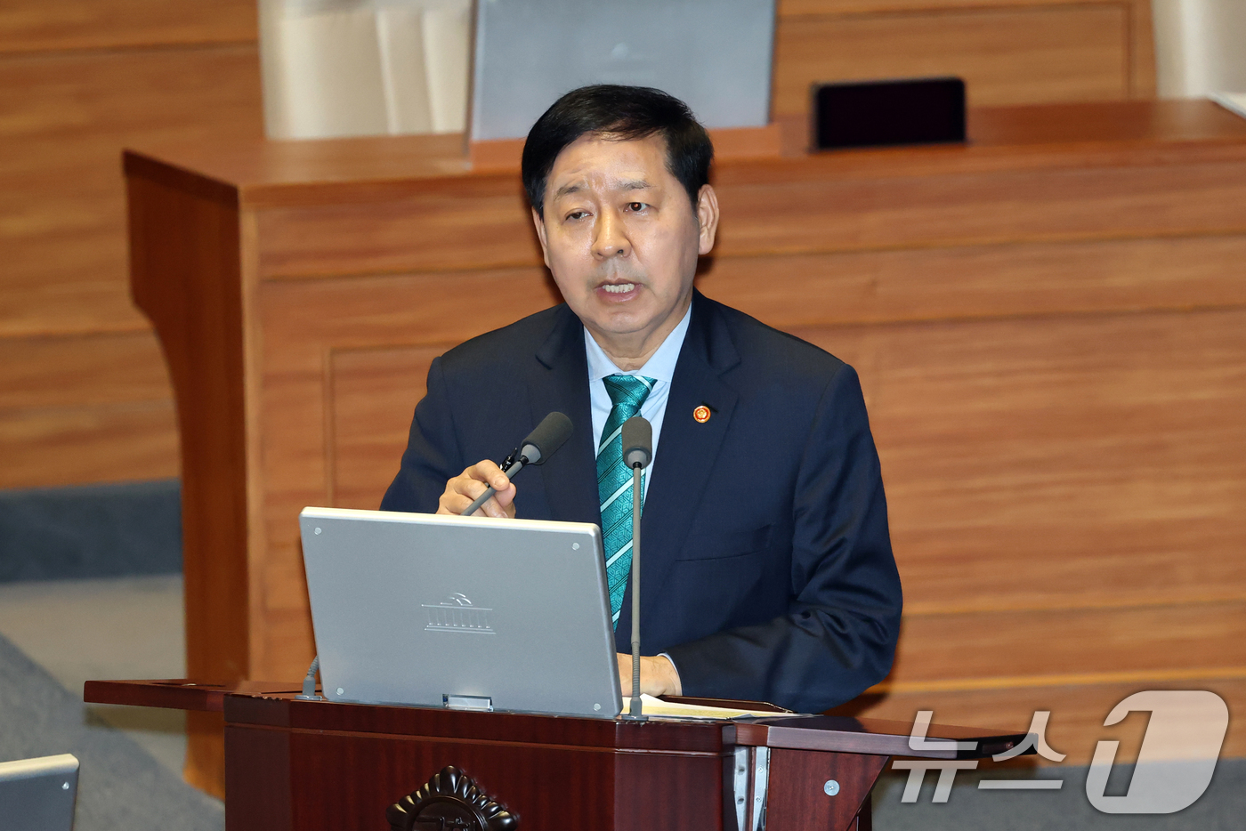 (서울=뉴스1) 이승배 기자 = 구윤철 부총리 겸 재정경제부 장관이 6일 서울 여의도 국회에서 열린 제434회국회(임시회) 제2차 본회의 경제분야 대정부질문에서 오기형 더불어민주당 …