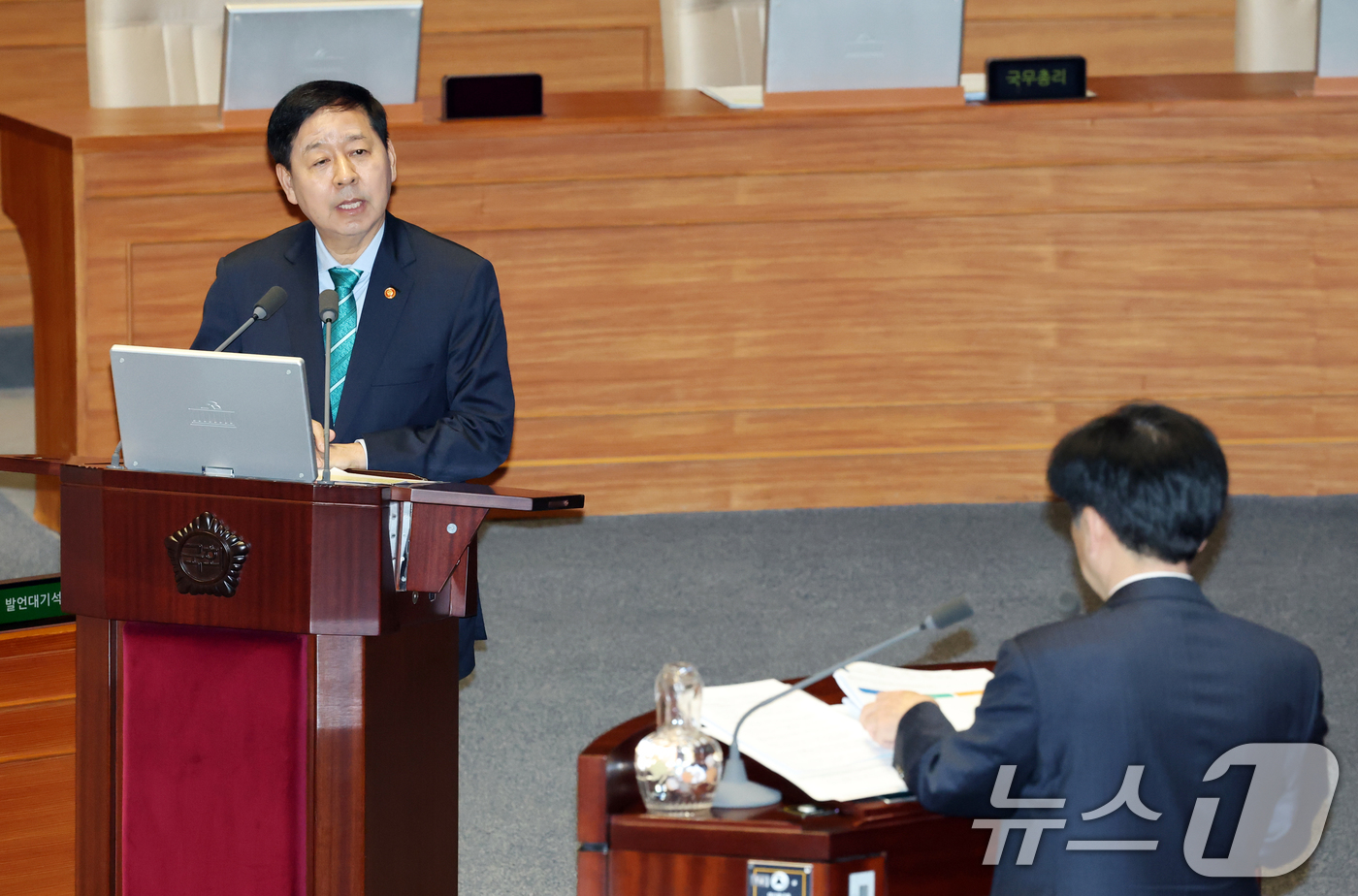 (서울=뉴스1) 이승배 기자 = 구윤철 부총리 겸 재정경제부 장관이 6일 서울 여의도 국회에서 열린 제434회국회(임시회) 제2차 본회의 경제분야 대정부질문에서 오기형 더불어민주당 …