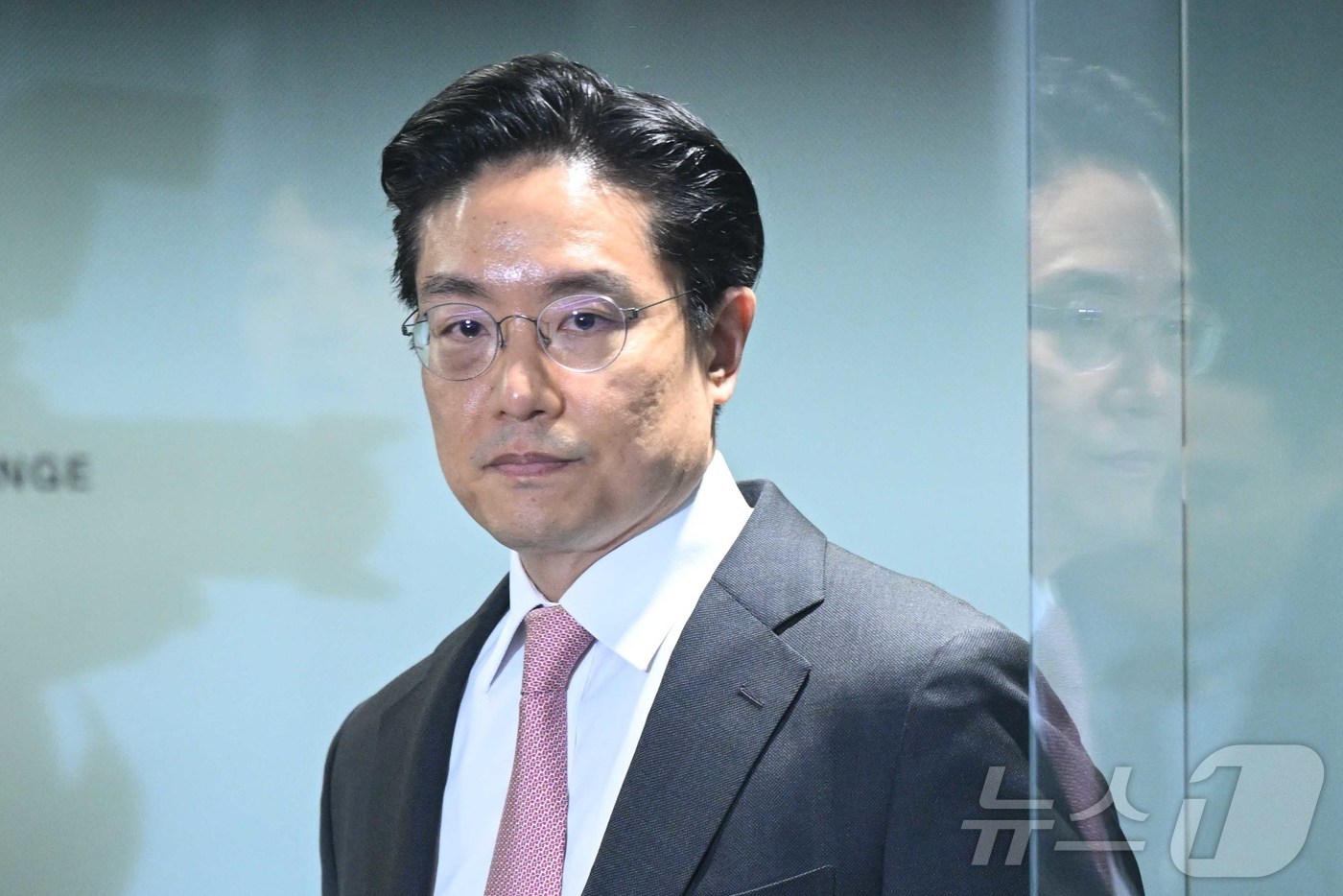 (서울=뉴스1) 황기선 기자 = 전인석 삼천당제약 대표가 6일 오후 서울 서초구 삼천당제약 본사에서 열린 SCD 2026 기자회견에 참석하기 위해 회견장으로 들어서고 있다. (공동 …