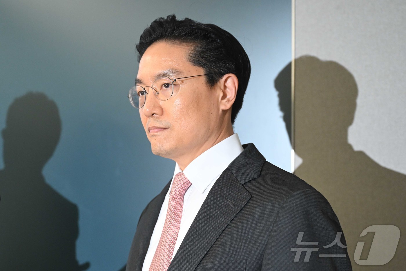 (서울=뉴스1) 황기선 기자 = 전인석 삼천당제약 대표가 6일 오후 서울 서초구 삼천당제약 본사에서 열린 SCD 2026 기자회견에서 취재진 질문을 경청하고 있다. (공동취재) …