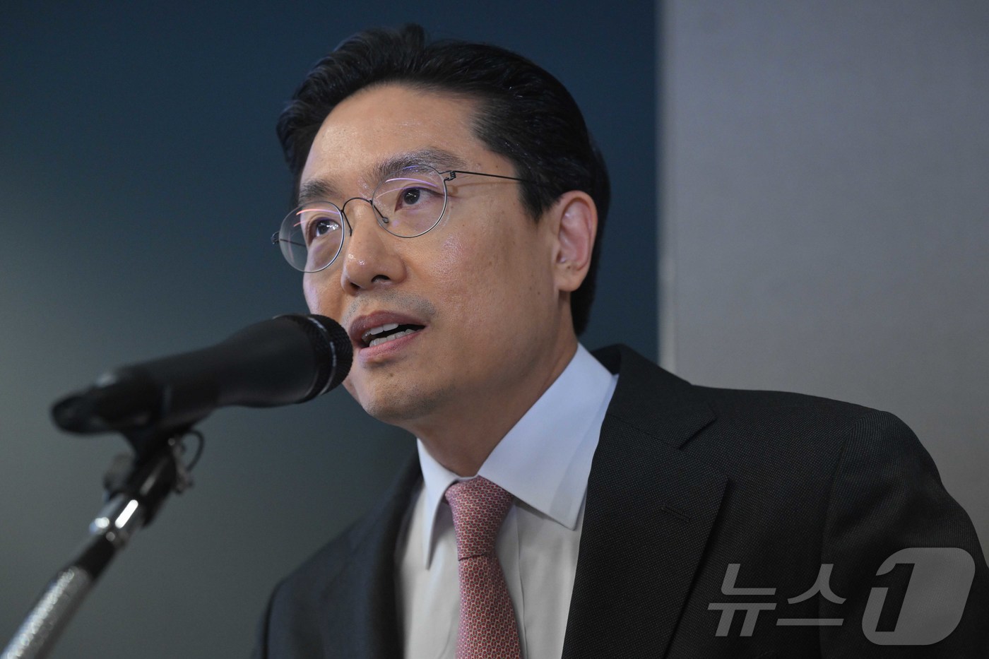 (서울=뉴스1) 황기선 기자 = 전인석 삼천당제약 대표가 6일 오후 서울 서초구 삼천당제약 본사에서 열린 SCD 2026 기자회견에서 취재진 질문에 답변을 하고 있다. (공동취재) …