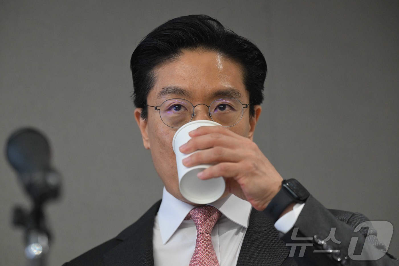 (서울=뉴스1) 황기선 기자 = 전인석 삼천당제약 대표가 6일 오후 서울 서초구 삼천당제약 본사에서 열린 SCD 2026 기자회견에서 취재진 질문을 경청하던 중 물 마시고 있다. …
