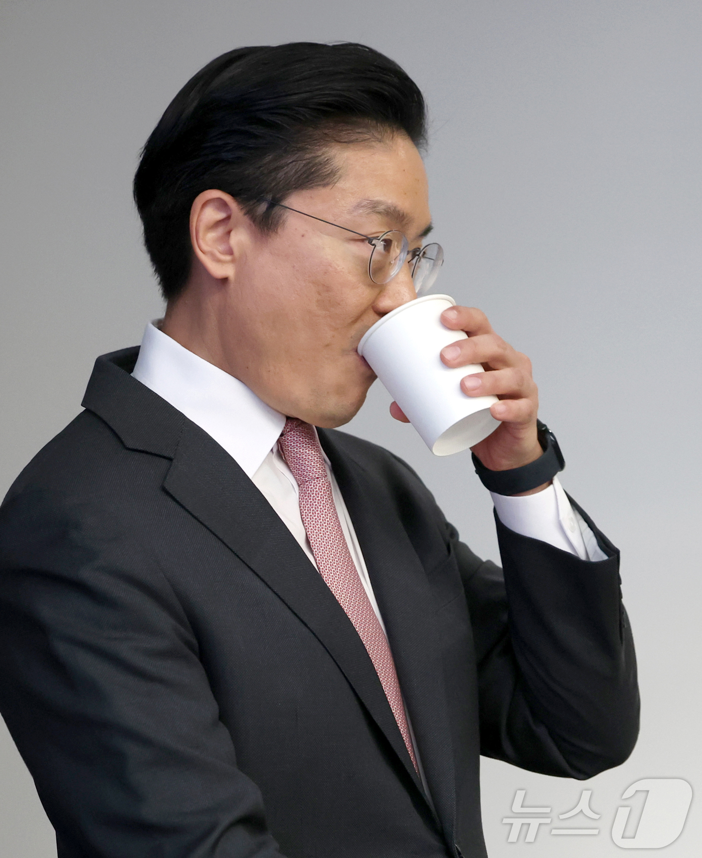 (서울=뉴스1) 황기선 기자 = 전인석 삼천당제약 대표가 6일 오후 서울 서초구 삼천당제약 본사에서 열린 기자간담회에서 물을 마시고 있다. (공동취재)  2026.4.6/뉴스1