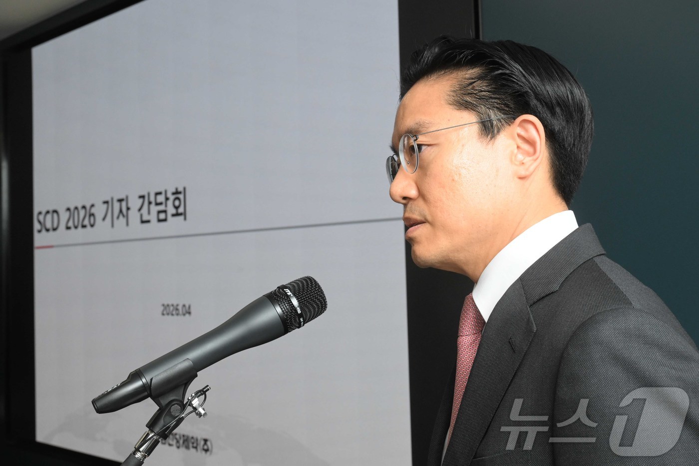 (서울=뉴스1) 황기선 기자 = 전인석 삼천당제약 대표가 6일 오후 서울 서초구 삼천당제약 본사에서 열린 SCD 2026 기자회견에서 취재진 질문에 답변을 하고 있다. (공동취재) …