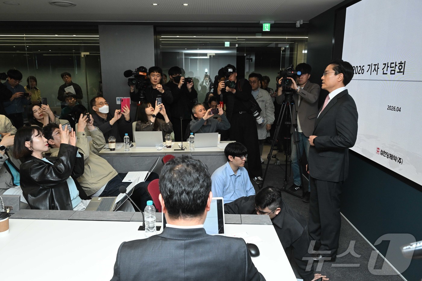 (서울=뉴스1) 황기선 기자 = 전인석 삼천당제약 대표가 6일 오후 서울 서초구 삼천당제약 본사에서 열린 SCD 2026 기자회견에서 취재진 질문에 답변을 하고 있다. (공동취재) …