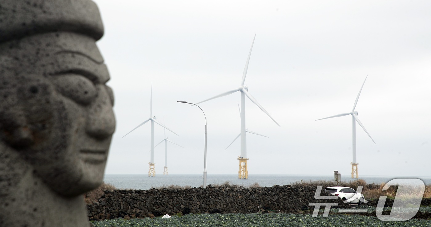 (제주=뉴스1) 고동명 기자 = 6일 오후 제주시 한림읍 해안도로에서 바라본 한림해상풍력발전기의 모습이다.이재명 정부는 이날 재생에너지 중심으로 전력 체계를 전면 전환하고 산업·수 …