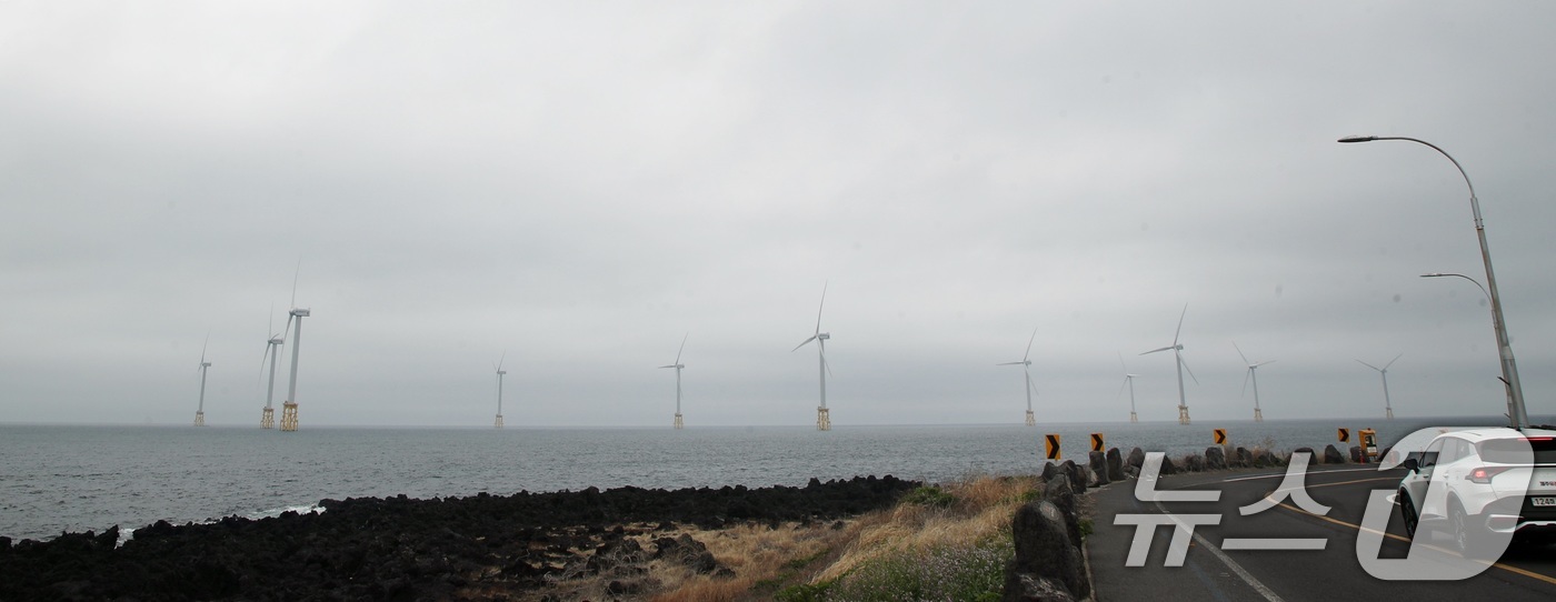 (제주=뉴스1) 고동명 기자 = 6일 오후 제주시 한림읍 해안도로에서 바라본 한림해상풍력발전기의 모습이다.이재명 정부는 이날 재생에너지 중심으로 전력 체계를 전면 전환하고 산업·수 …