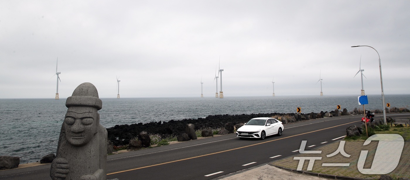 (제주=뉴스1) 고동명 기자 = 6일 오후 제주시 한림읍 해안도로에서 바라본 한림해상풍력발전기의 모습이다.이재명 정부는 이날 재생에너지 중심으로 전력 체계를 전면 전환하고 산업·수 …