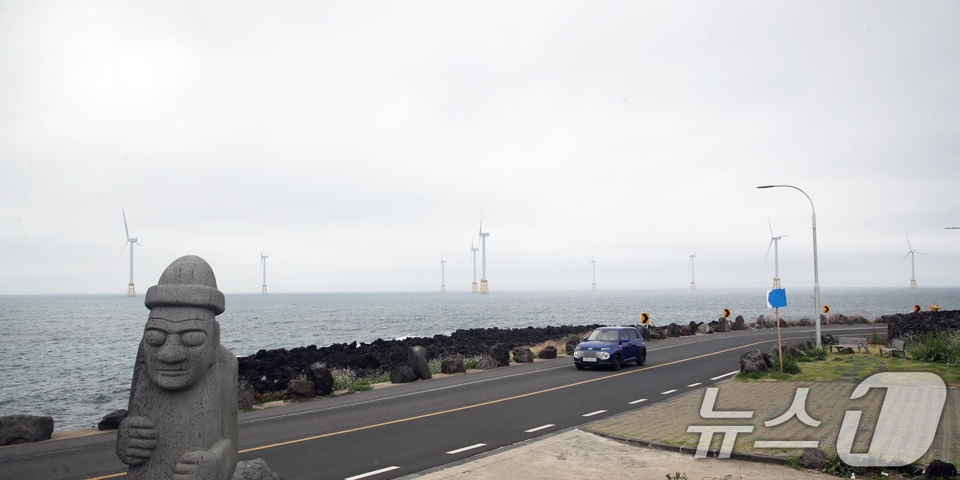 (제주=뉴스1) 고동명 기자 = 6일 오후 제주시 한림읍 해안도로에서 바라본 한림해상풍력발전기의 모습이다.이재명 정부는 이날 재생에너지 중심으로 전력 체계를 전면 전환하고 산업·수 …