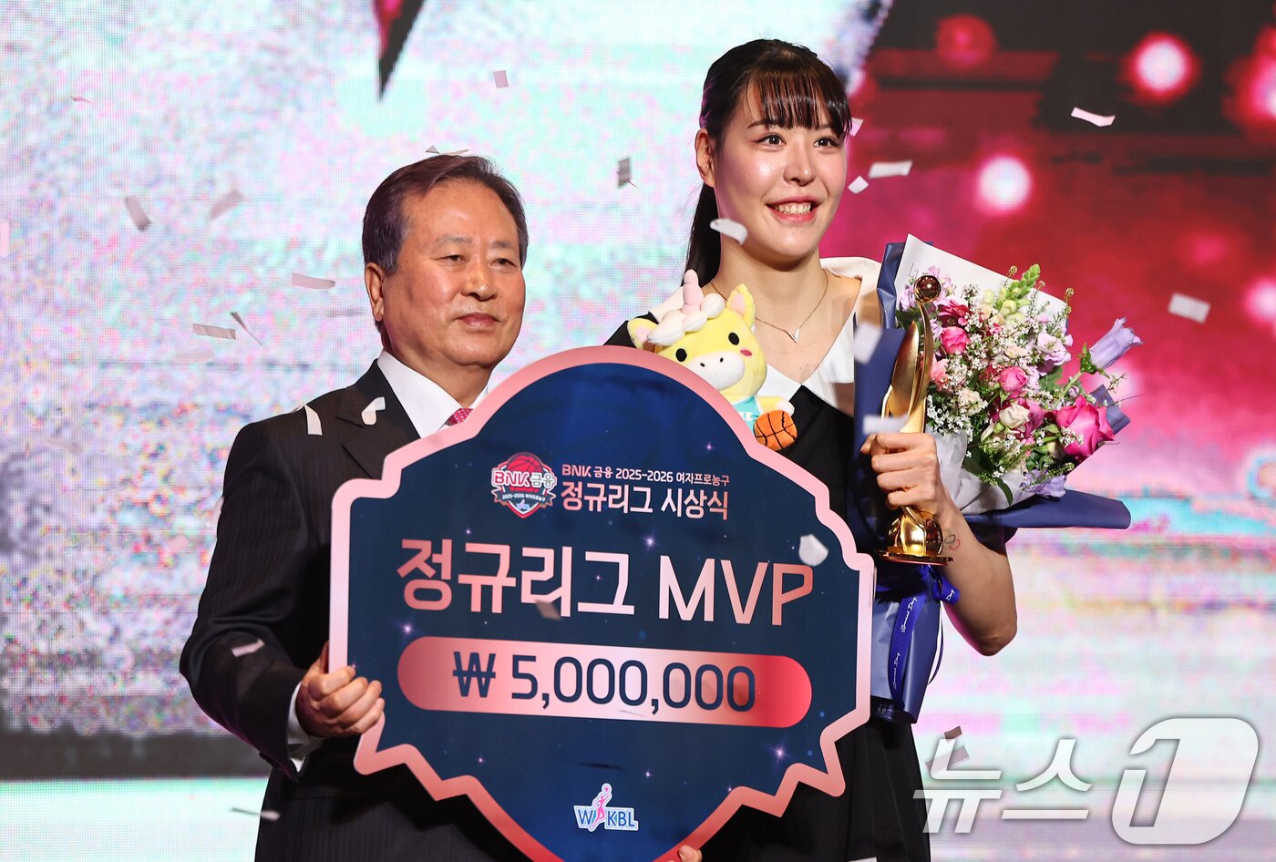 본문 이미지 - KB스타즈 박지수가 6일 서울 용산구 서울드래곤시티에서 열린 BNK금융 2025-2026 여자프로농구 정규리그 시상식에서 정규리그 MVP를 수상한 후 기념촬영을 하고 있다. 2026.4.6 ⓒ 뉴스1 김도우 기자