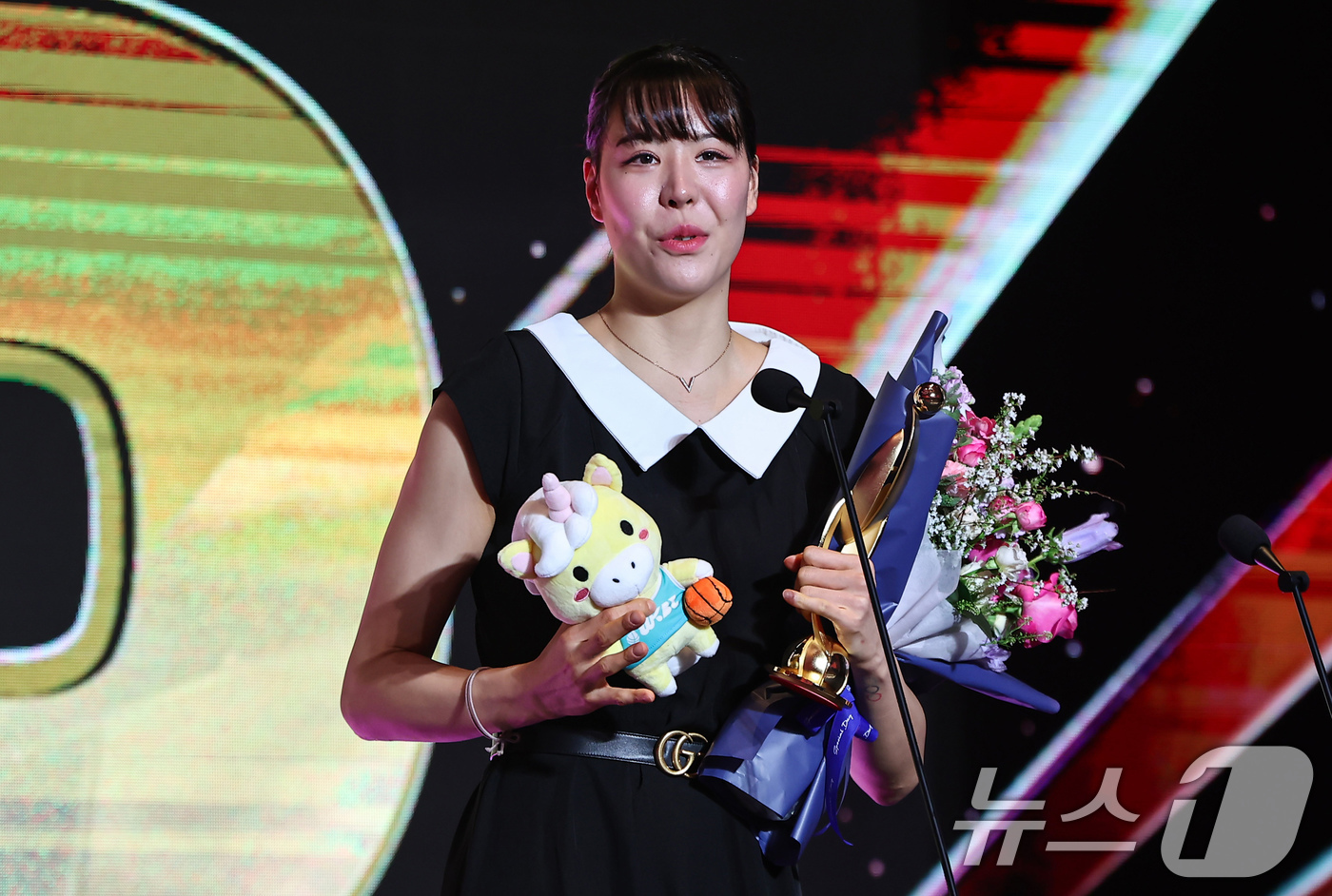 (서울=뉴스1) 김도우 기자 = KB스타즈 박지수가 6일 서울 용산구 서울드래곤시티에서 열린 BNK금융 2025-2026 여자프로농구 정규리그 시상식에서 정규리그 MVP를 수상한 …