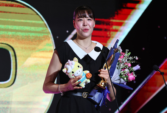 수상 소감 밝히는 MVP 박지수