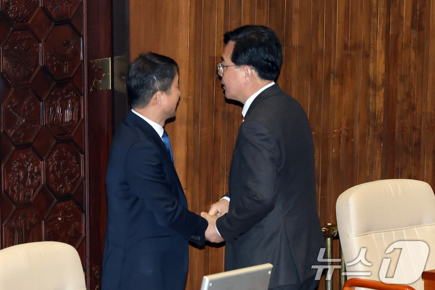 (서울=뉴스1) 이승배 기자 = 6일 서울 여의도 국회에서 열린 제434회국회(임시회) 제2차 본회의에서 한병도 더불어민주당 원내대표와 송언석 국민의힘 원내대표가 손을 맞잡고 있다 …