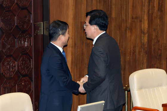 인사 나누는 한병도·송언석