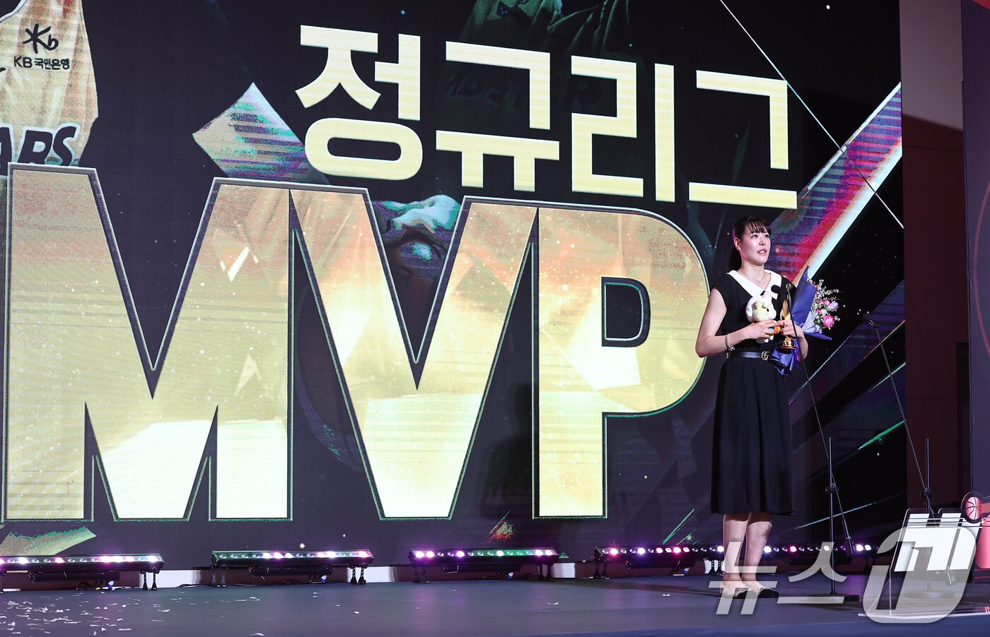 본문 이미지 - KB스타즈 박지수가 6일 서울 용산구 서울드래곤시티에서 열린 BNK금융 2025-2026 여자프로농구 정규리그 시상식에서 정규리그 MVP를 수상한 후 소감을 밝히고 있다. 2026.4.6 ⓒ 뉴스1 김도우 기자