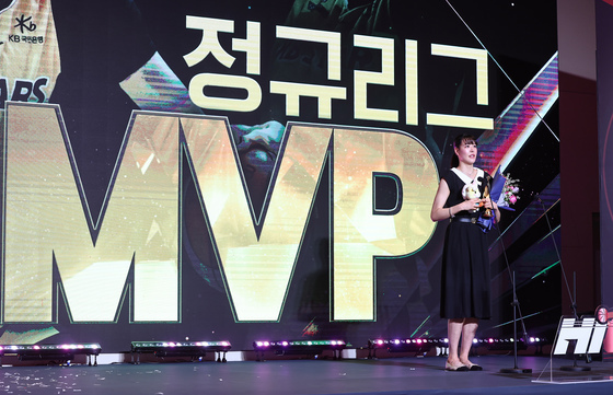 수상 소감 밝히는 MVP 박지수