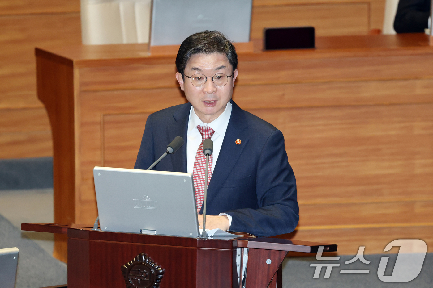 (서울=뉴스1) 이승배 기자 = 이억원 금융위원장이 6일 서울 여의도 국회에서 열린 제434회국회(임시회) 제2차 본회의 경제분야 대정부질문에서 오기형 더불어민주당 의원의 질의에 …