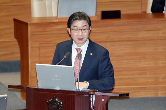 답변 이어가는 이억원 금융위원장