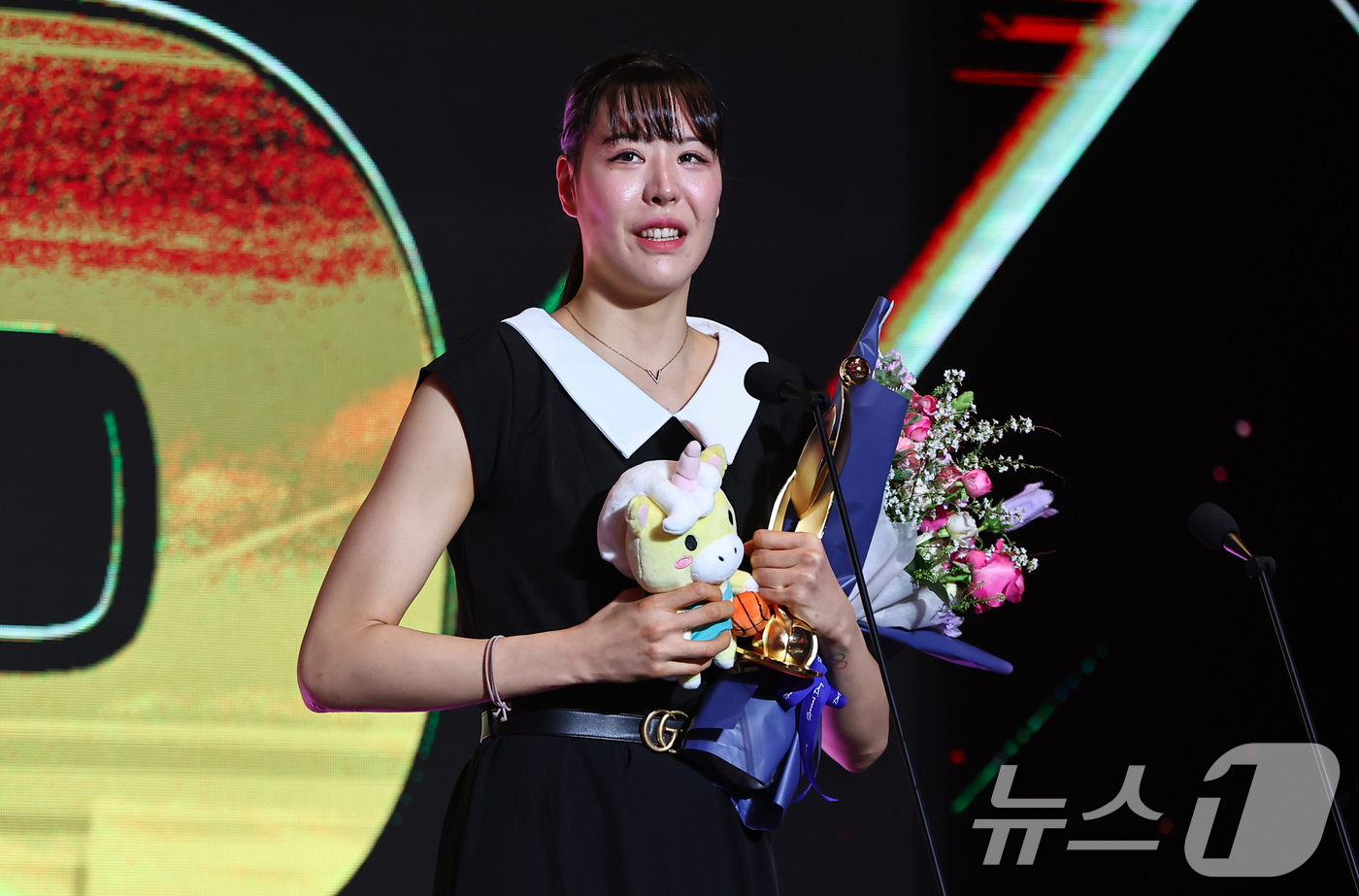 (서울=뉴스1) 김도우 기자 = KB스타즈 박지수가 6일 서울 용산구 서울드래곤시티에서 열린 BNK금융 2025-2026 여자프로농구 정규리그 시상식에서 정규리그 MVP를 수상한 …