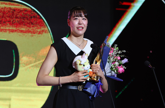 '국보센터' KB 박지수, 여자프로농구 정규리그 MVP…통산 5번째(종합)