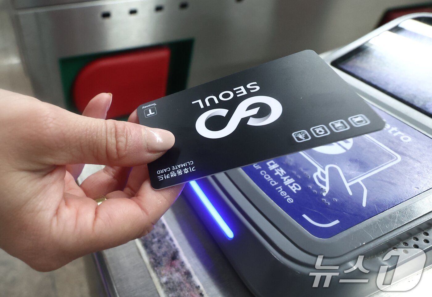 본문 이미지 - 중동 전쟁 여파로 인한 유가 급등에 서울시가 약 1000억원을 들여 기후동행카드를 쓰는 시민에게 월 3만원씩 현금을 지원하기로 발표한 6일 오후 서울 시내 지하철역에서 한 시민이 기후동행카드를 이용하고 있다. 2026.4.6 ⓒ 뉴스1 김민지 기자