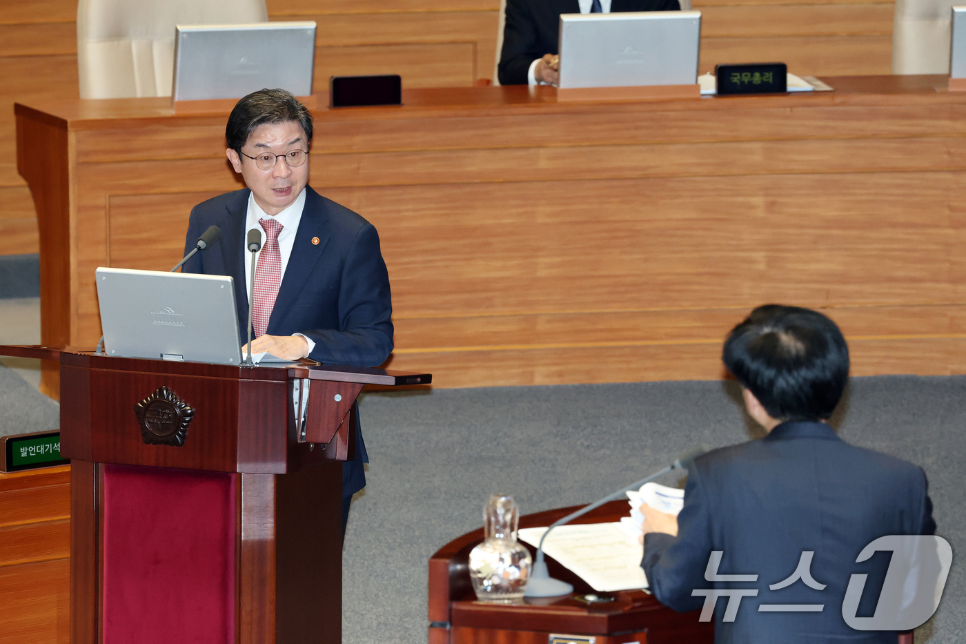 (서울=뉴스1) 이승배 기자 = 이억원 금융위원장이 6일 서울 여의도 국회에서 열린 제434회국회(임시회) 제2차 본회의 경제분야 대정부질문에서 오기형 더불어민주당 의원의 질의에 …