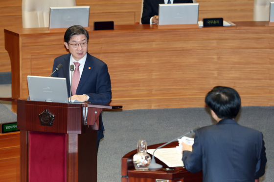 대정부질문 답변하는 이억원 금융위원장