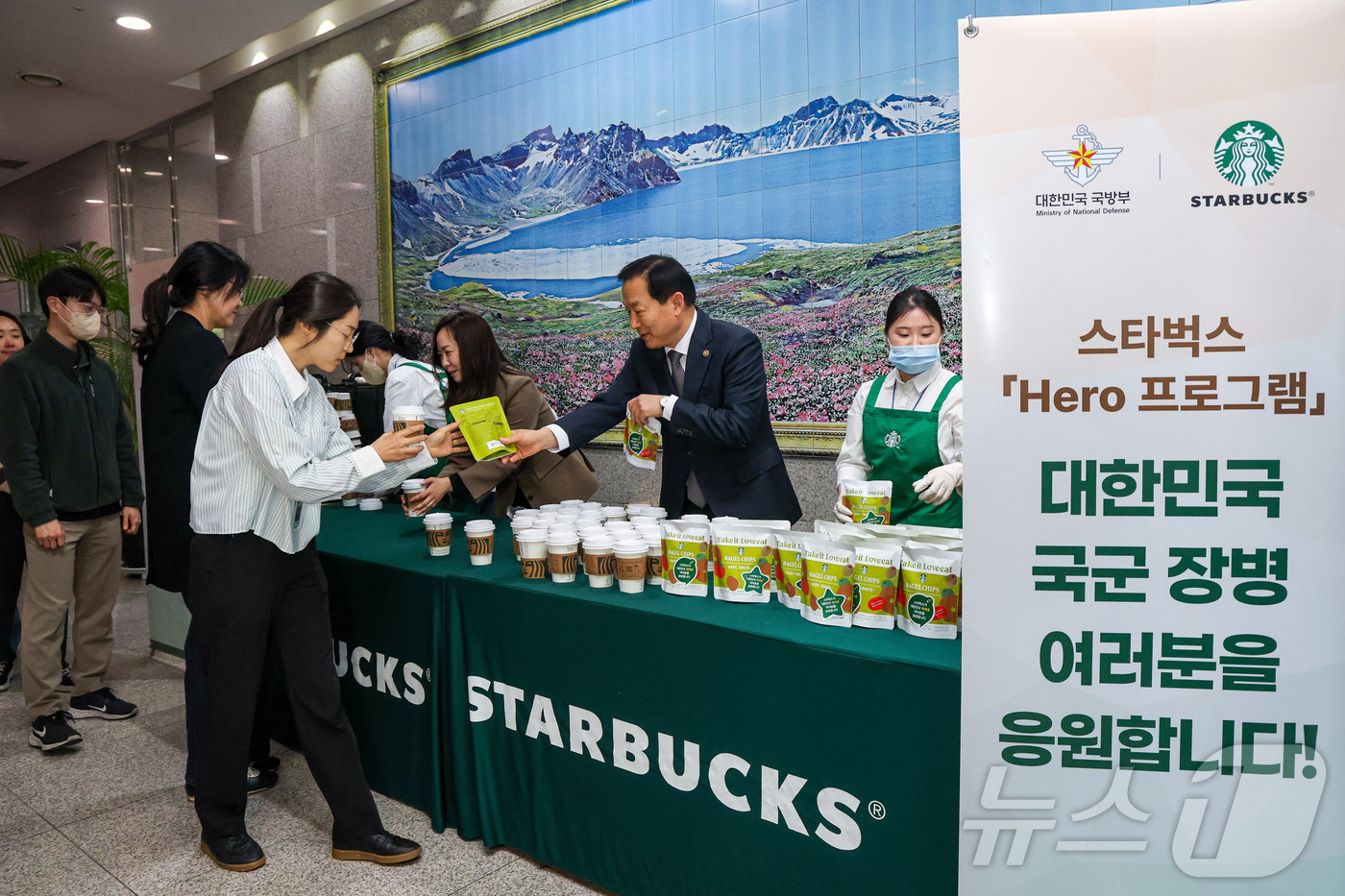 (서울=뉴스1) = 이두희 국방부 차관이 6일 오후 서울 용산구 국방부 청사에서 스타벅스와 장병 복지 증진을 위한 'Hero 프로그램' 업무협약을 체결하고 이수연 스타벅스 코리아 …