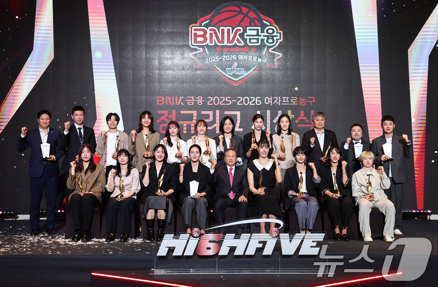 (서울=뉴스1) 김도우 기자 = 6일 서울 용산구 서울드래곤시티에서 열린 BNK금융 2025-2026 여자프로농구 정규리그 시상식에서 수상자들이 기념촬영을 하고 있다. 2026.4 …