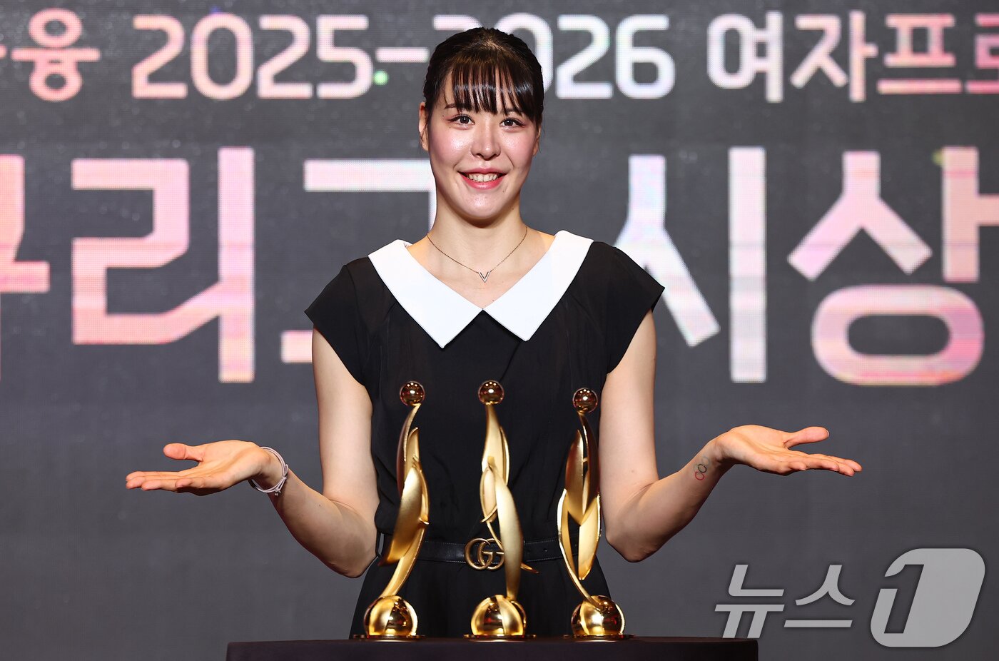 본문 이미지 - 정규리그 MVP KB스타즈 박지수가 6일 서울 용산구 서울드래곤시티에서 열린 BNK금융 2025-2026 여자프로농구 정규리그 시상식에서 수상한 트로피와 기념촬영을 하고 있다. 2026.4.6 ⓒ 뉴스1 김도우 기자