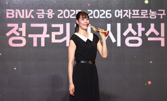 박지수, 트로피와 입맞춤