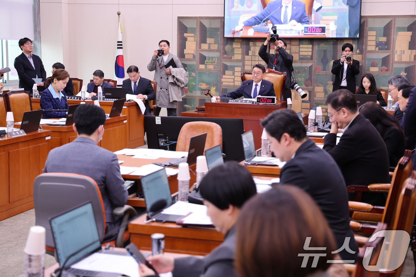 (서울=뉴스1) 신웅수 기자 = 김교흥 위원장이 6일 서울 여의도 국회에서 열린 문화체육관광위원회 전체회의에서 의사봉을 두드리고 있다. 2026.4.6/뉴스1