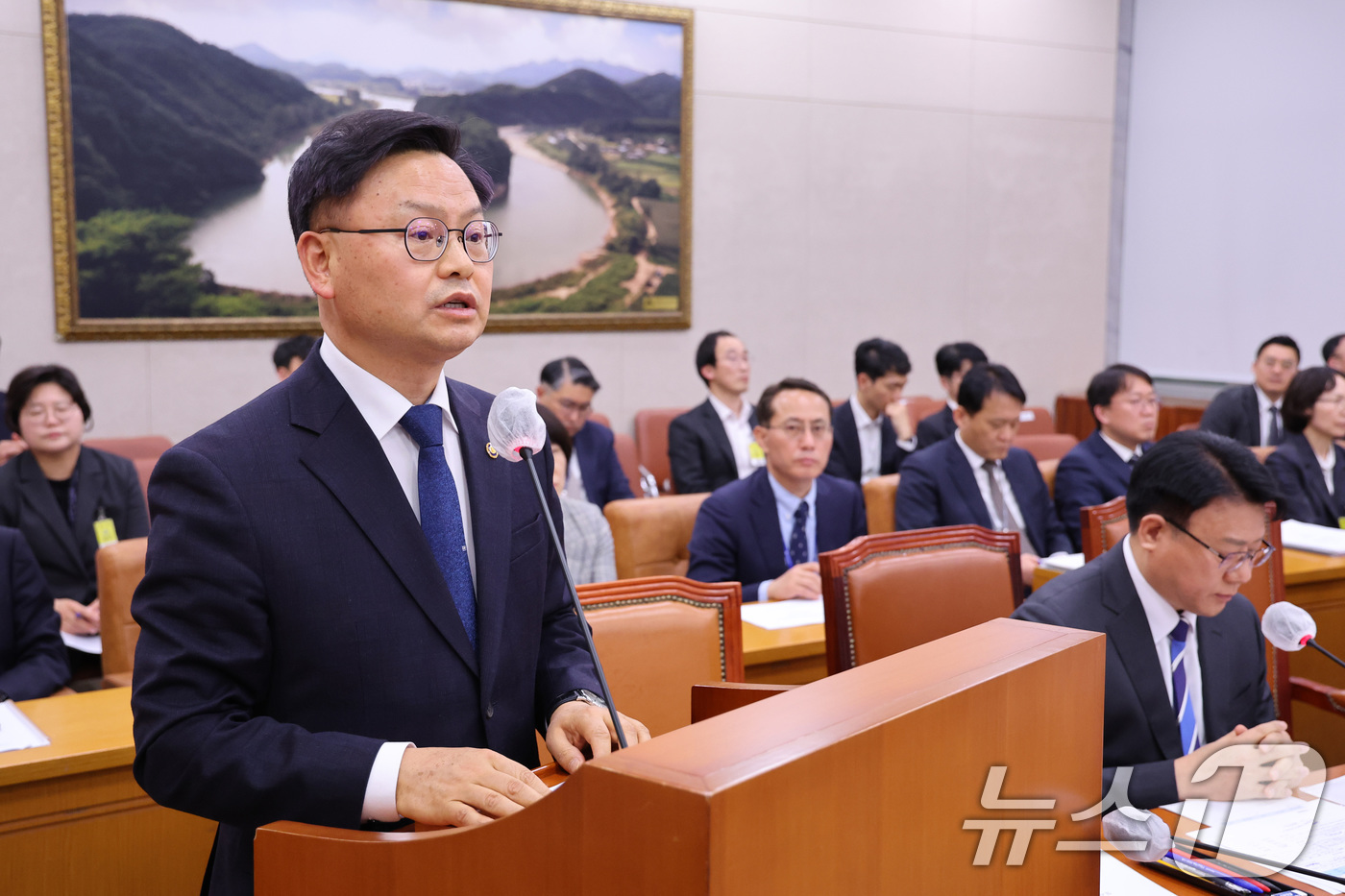 (서울=뉴스1) 신웅수 기자 = 김성범 해양수산부 차관이 6일 서울 여의도 국회에서 열린 농림축산식품해양수산위원회 전체회의에서 발언하고 있다. 2026.4.6/뉴스1