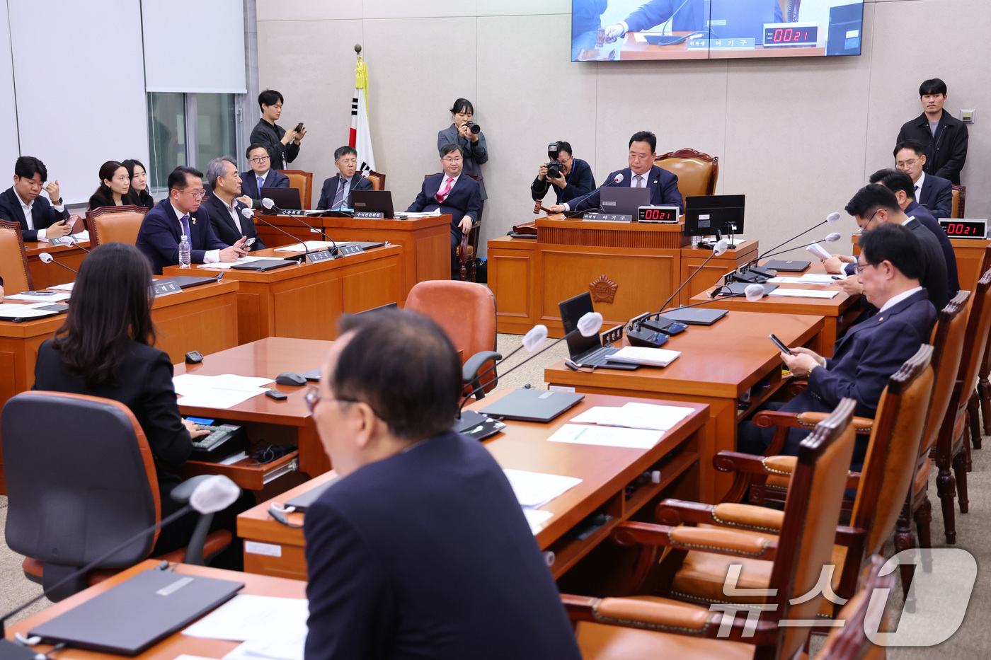(서울=뉴스1) 신웅수 기자 = 어기구 위원장이 6일 서울 여의도 국회에서 열린 농림축산식품해양수산위원회 전체회의에서 의사봉을 두드리고 있다. 2026.4.6/뉴스1