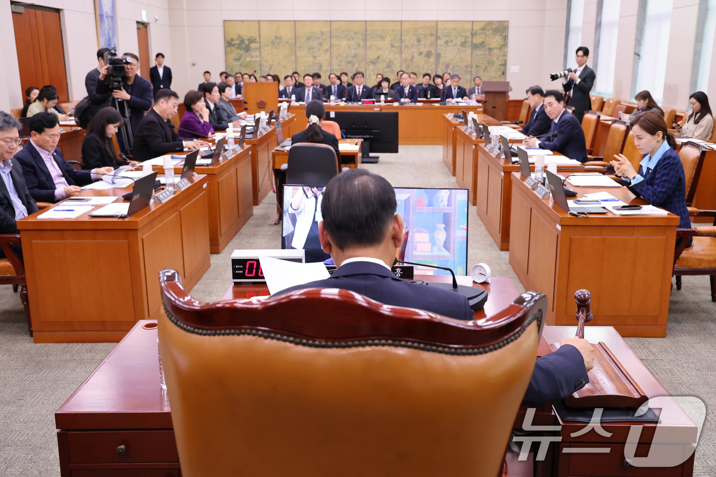 (서울=뉴스1) 신웅수 기자 = 김교흥 위원장이 6일 서울 여의도 국회에서 열린 문화체육관광위원회 전체회의에서 의사봉을 두드리고 있다. 2026.4.6/뉴스1