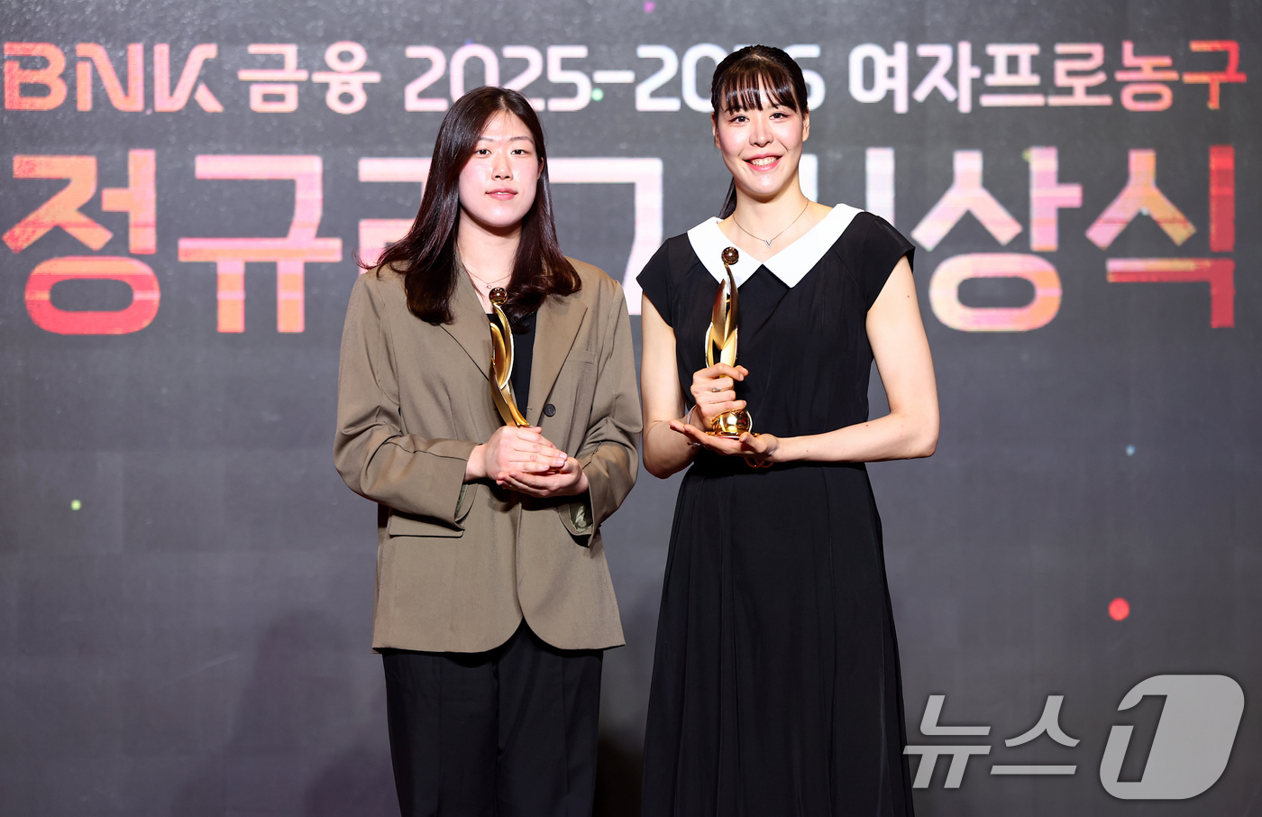(서울=뉴스1) 김도우 기자 = 정규리그 MVP KB스타즈 박지수(오른쪽)와 신인선수상을 수상한 BNK썸 김도연이 6일 서울 용산구 서울드래곤시티에서 열린 BNK금융 2025-20 …
