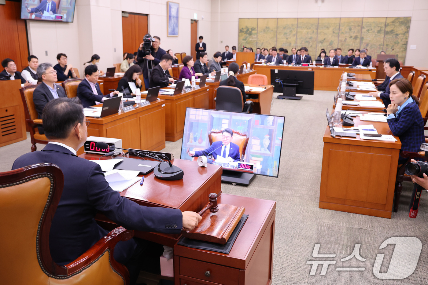 (서울=뉴스1) 신웅수 기자 = 김교흥 위원장이 6일 서울 여의도 국회에서 열린 문화체육관광위원회 전체회의에서 의사봉을 두드리고 있다. 2026.4.6/뉴스1