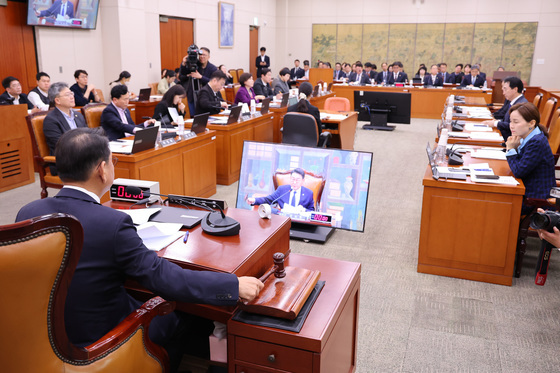 안건 상정하는 김교흥 위원장