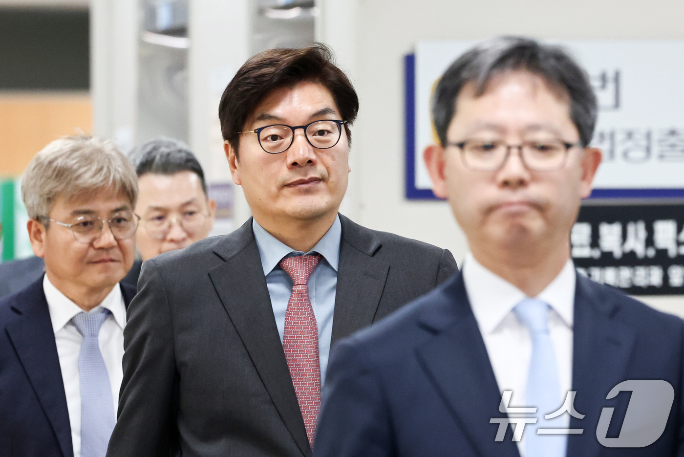 (서울=뉴스1) 최지환 기자 = 정종철 쿠팡풀필먼트서비스(CFS) 법무 부문 대표가 6일 오후 서울 서초구 서울중앙지방법원에서 열린 노동자 퇴직금 미지급 사건 공판에 출석하고 있다 …