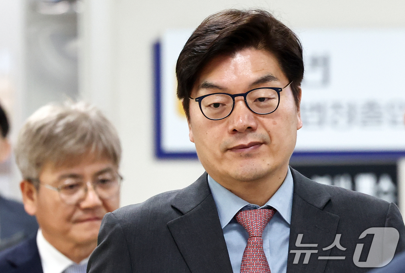 (서울=뉴스1) 최지환 기자 = 정종철 쿠팡풀필먼트서비스(CFS) 법무 부문 대표가 6일 오후 서울 서초구 서울중앙지방법원에서 열린 노동자 퇴직금 미지급 사건 공판에 출석하고 있다 …