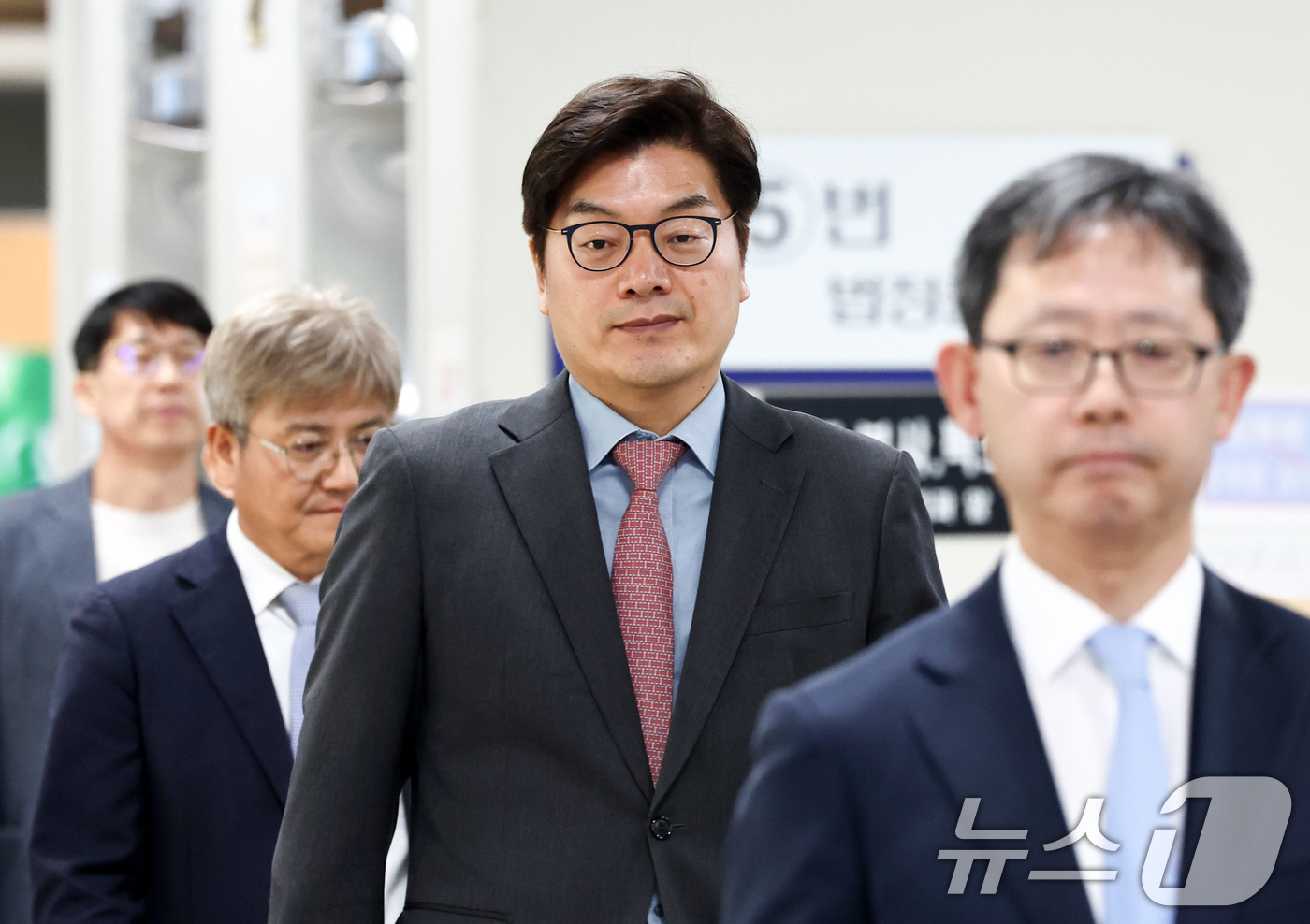 (서울=뉴스1) 최지환 기자 = 정종철 쿠팡풀필먼트서비스(CFS) 법무 부문 대표가 6일 오후 서울 서초구 서울중앙지방법원에서 열린 노동자 퇴직금 미지급 사건 공판에 출석하고 있다 …