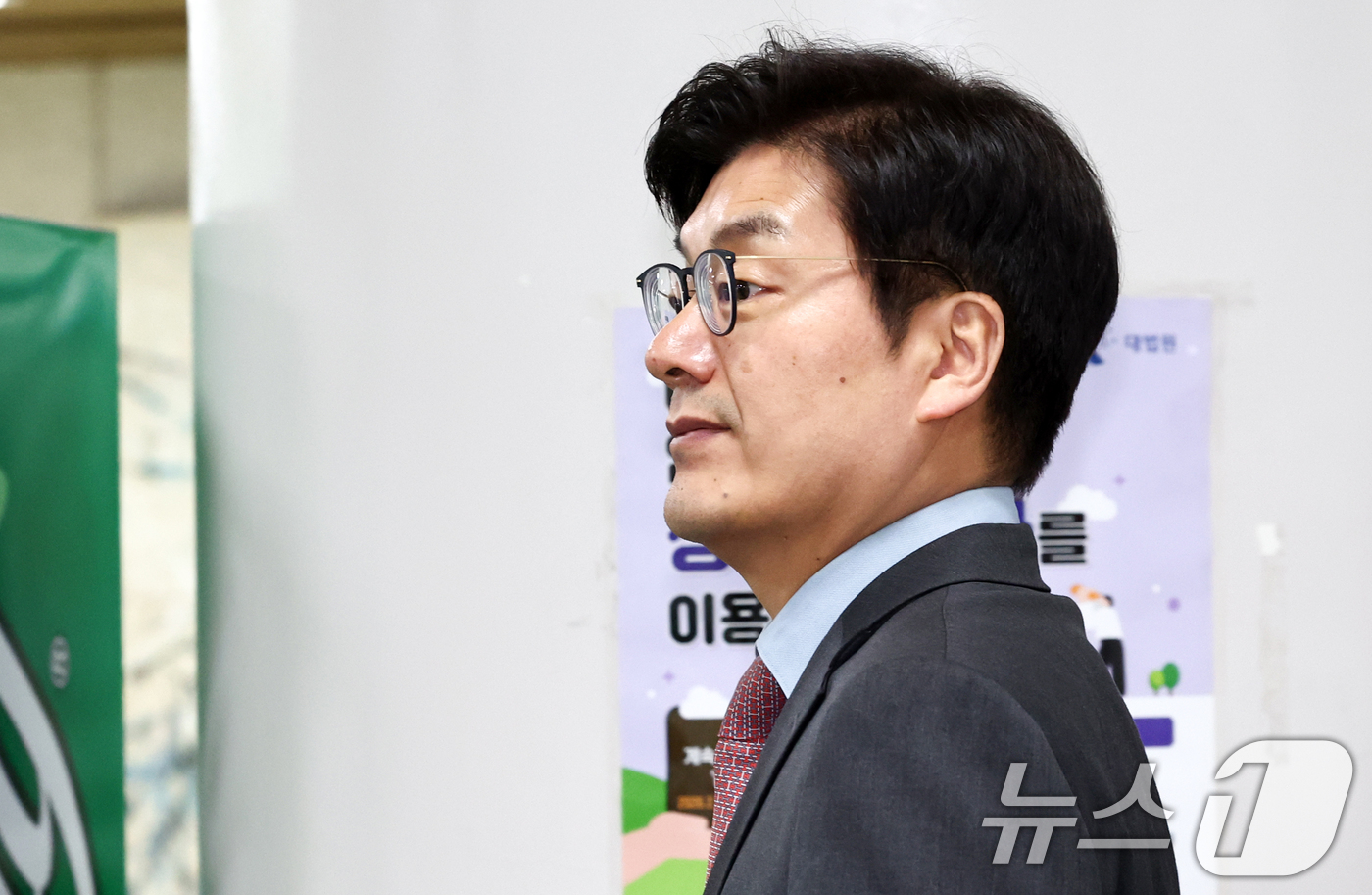 (서울=뉴스1) 최지환 기자 = 정종철 쿠팡풀필먼트서비스(CFS) 법무 부문 대표가 6일 오후 서울 서초구 서울중앙지방법원에서 열린 노동자 퇴직금 미지급 사건 공판에 출석하고 있다 …