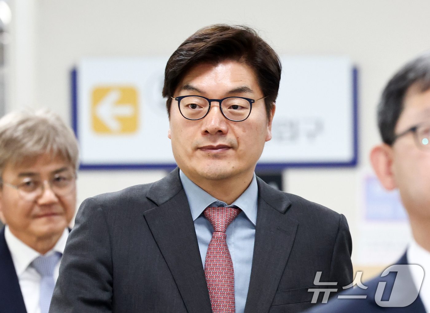 (서울=뉴스1) 최지환 기자 = 정종철 쿠팡풀필먼트서비스(CFS) 법무 부문 대표가 6일 오후 서울 서초구 서울중앙지방법원에서 열린 노동자 퇴직금 미지급 사건 공판에 출석하고 있다 …