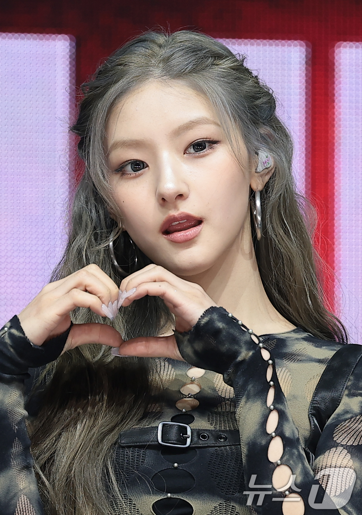 (서울=뉴스1) 권현진 기자 = 그룹 키스오브라이프(KISS OF LIFE)의 하늘이 6일 서울 용산구 블루스퀘어에서 가진 새 싱글 'Who is she(후 이즈 쉬)‘ 발매 쇼케 …