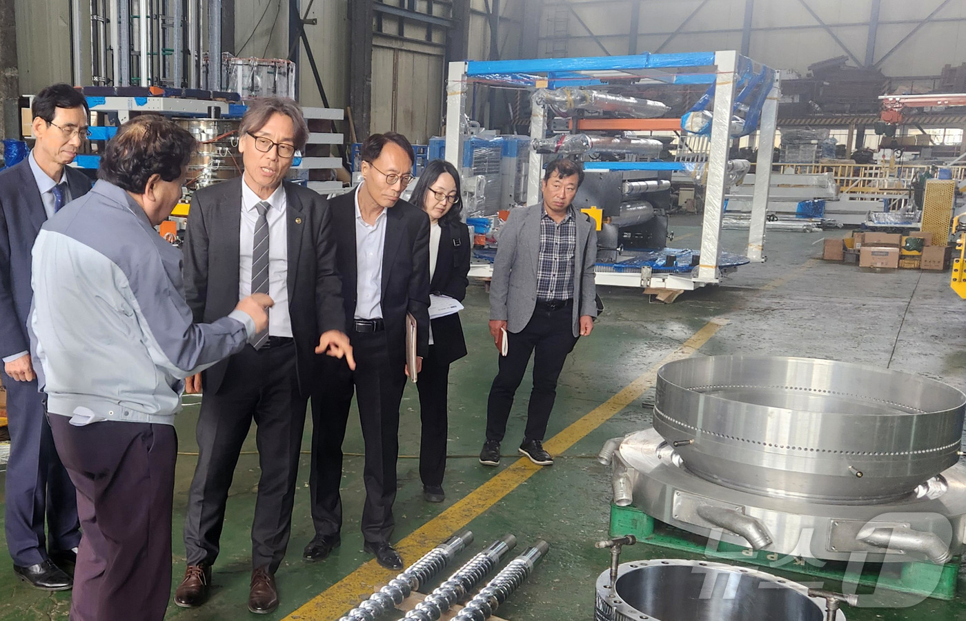 (서울=뉴스1) = 금한승 기후에너지환경부 제1차관이 6일 오후 경기 시흥시 소재 비닐봉투 생산설비 제작업체를 방문해 비닐봉투 생산설비 제작과정을 살펴보고 있다. (기후에너지환경부 …