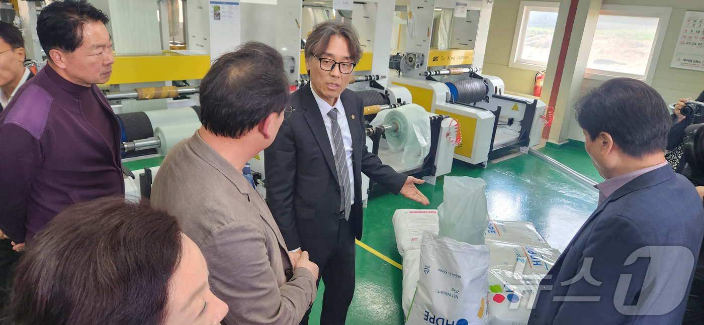 (서울=뉴스1) = 금한승 기후에너지환경부 제1차관이 6일 오후 경기 화성시 소재 종량제봉투 제작업체 한국장애인협회 일자리센터를 방문해 재생원료를 이용해 만든 종량제봉투의 품질을 …
