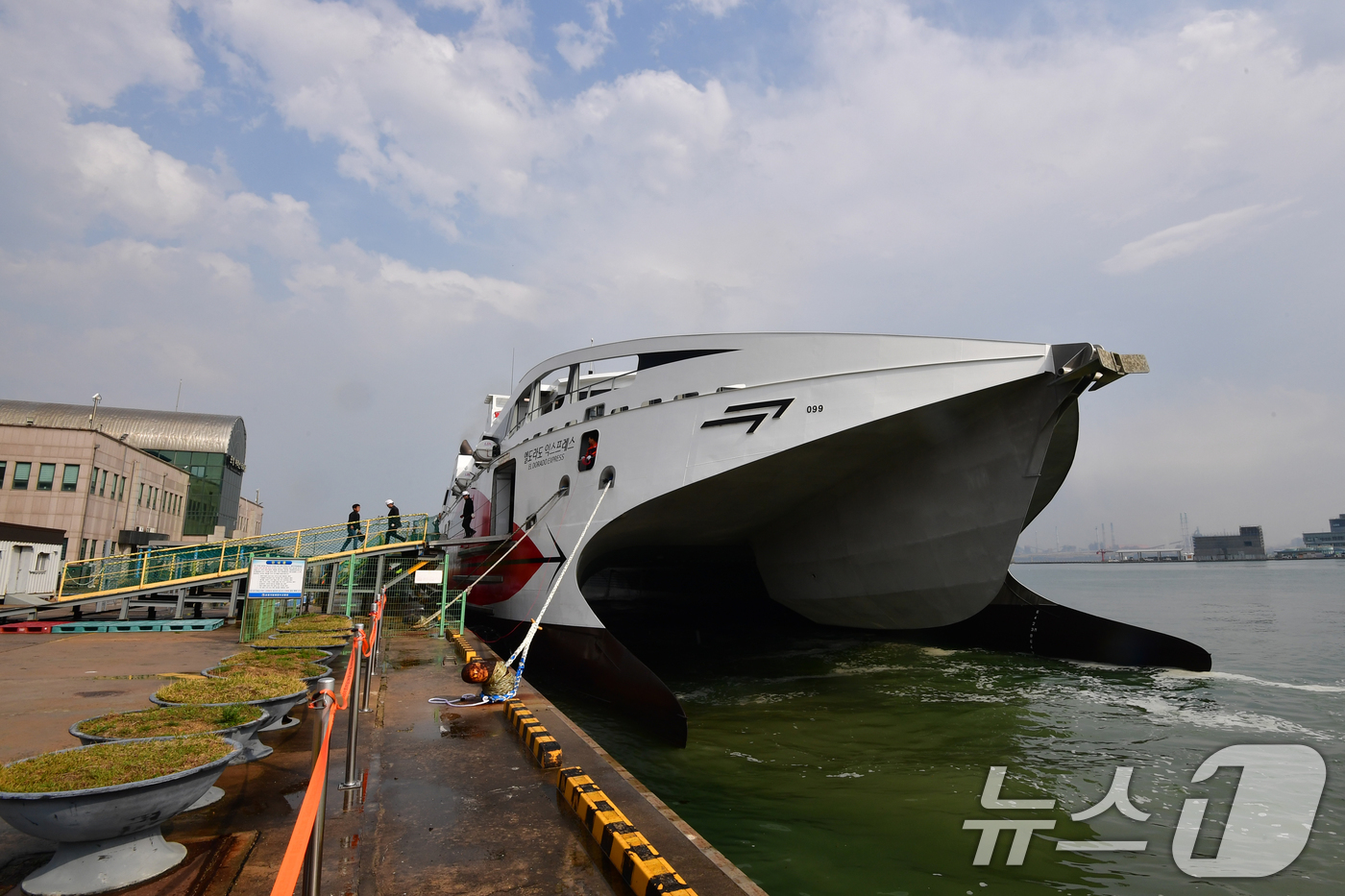 (포항=뉴스1) 최창호 기자 = 경북 포항여객선터미널에 울릉~포항 정기여객선인 대저페리의 엘도라도 익스프레스호가 정비를 마친 후 입항하고 있다. 이 배는 승객 970명과 화물 25 …