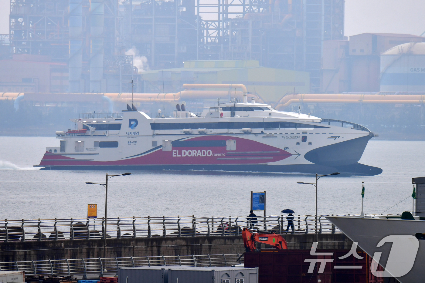 (포항=뉴스1) 최창호 기자 = 경북 포항여객선터미널에 포항~울릉 정기여객선인 대저페리의 엘도라도 익스프레스호가 정비를 마친 후 입항하고 있다. 이 배는 승객 970명과 화물 25 …
